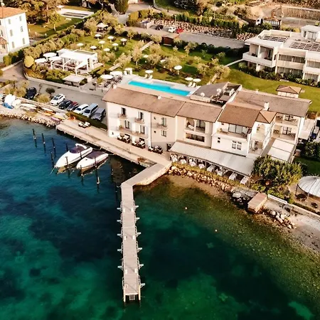 Bella Hotel & Restaurant With Private Dock For Mooring Boats-3